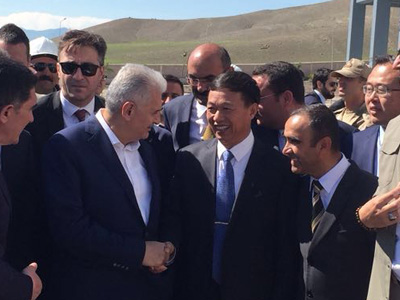 董事長王家安與時任土耳其總理耶爾德勒姆共同出席鵬飛集團在土耳其承建的3000t/d水泥生產(chǎn)線剪彩儀式，并親切交談